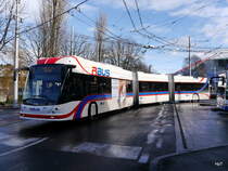 VBL - Trolleybus Nr.401 unterwegs auf der Linie 2 vor dem Bahnhof in Luzern am 09.12.2017