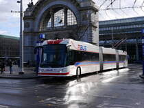 VBL - Trolleybus Nr.413 unterwegs auf der Linie 2 vor dem Bahnhof in Luzern am 09.12.2017