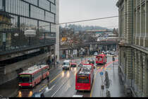 Begegnung der alten und neuen BERNMOBIL Trolleybusse 4 und 24 am 22. Dezember 2017 beim Bollwerk. Im Hintergrund auf dem Lorraineviadukt der Richtung Hamburg-Altona ausfahrende ICE 376.