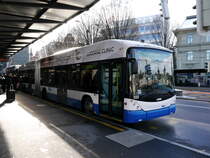 VBL - Trolleybus Nr.222 bei den Bushaltestellen vor dem Bahnhof in Luzern am 09.12.2017