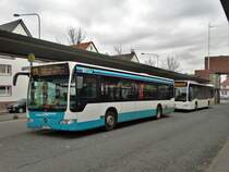 Stadtverkehr Maintal Mercedes Benz Citaro 1 Facelift am 29.12.17 in Frankfurt Enkheim und dahinter ein Mercedes Benz Citaro 2 Leihwagen von Evo Bus