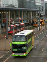 Setra 431 DT der Umbrella Coach & Buses s.r.o. (Umbrella Bus Nr. 1), im Auftrag der Flixmobility GmbH, nach Wien Erdberg fährt auf der B 170 am Wiener Platz in Dresden. Aufgenommen von Dresden Hbf. [16.12.2017 | 11:41 Uhr]