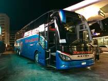 Zerzuben Setra 516 HD Nr. 8 als Bahnersatz für die MGB zwischen Visp und Täsch, am 10.1.18 in Visp.