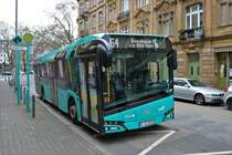 VGF/ICB Solaris Urbino 12 Wagen 220 am 13.01.18 in Frankfurt Hauptbahnhof Südseite