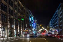 Gerade mal Anfang Januar, und schon hängt die Weihnachtsbeleuchtung...

Bei nachweihnachtlicher Stimmung konnte Wagen 9146 von Birgels Reisen GmbH & Co. KG als Linie 780 zum Hochdahler Markt in Erkrath an der Haltestelle  Steinstraße/Königsallee U-Bahnhof  aufgenommen werden.