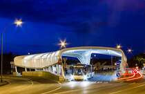 Am 4. Juni 2017 zog es mich während der blauen Stunde zur Haltestelle Mainz-Kastel, Brückenkopf, welche eigentlich auf Wiesbadener Stadtgebiet liegt, aber dennoch zu Mainz gehört. Dort konnte Wagen 766 auf der Linie 54 auf den Mainzer Lerchenberg fotografisch festgehalten werden.