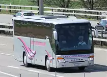 Setra 415 GT HD Les Cars Bernard, près de Berne avril 2015

Plus de photos sur : https://www.facebook.com/AutocarsenSuisse/ 
