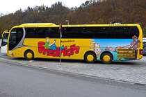 Wenn auch etwas verdeckt durch das Verkehrsschld, recht sehenswert der MAN Lions Coach von Reisebüro Fredrich an der Bootsanlegestelle in Passau 11.11.2017