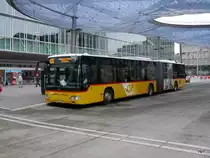 Postauto - Mercedes Citaro AG 479339 bei den Bushaltestellen vor dem Bahnhof in Aarau am 27.01.2018