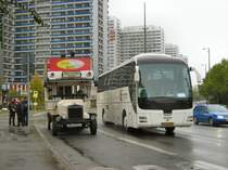 Oldtimerbus und MAN-Reisebus Spittelmarkt Berlin, 5. 10. 2008