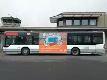Ein Mercedes Benz O530 Facelift von der NEW'MöBus mit der Wagennummer 0906 (Siegers-Werbung & YoungTicketPLUS-Werbung) am Mönchengladbacher Flughafen. | Februar 2017