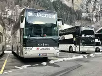 Zwei Van Hool von Jacobs am 3.2.18 beim Carparkplatz Lauterbrunnen.