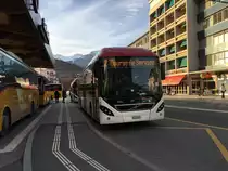 Ein Volvo 7900 Hybrid von CarPostal Suisse, Région Valais am 7. Februar 2018 beim Bahnhof in Sion. 