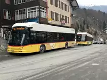 Zwei PostAuto HESS SwissDiesel BD-N1A-T von Lauterbrunnen, der vordere Richtung Stechelberg und der hintere als Shuttle zum Camping Jungfrau am 10.2.18 in Lauterbrunnen.