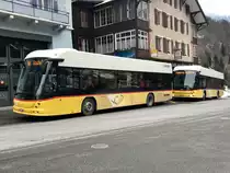 Zwei PostAuto HESS SwissDiesel BD-N1A-T am 10.2.18 beim Bahnhof Lauterbrunnen.
