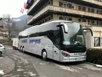 Setra 517 HD von Sindbad Eurobus am 10.2.18 vor dem Hotel Staubbach in Lauterbrunnen parkiert.