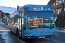Skibus Seefeld i. T. Linie Blau von Wetterstein Reisen in Seefeld in Anfahrt auf die Haltestelle Apothekenplatz. Aufgenommen 5.2.2018.