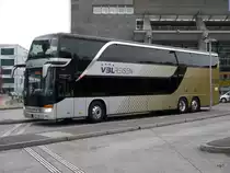VBL - Setra S 413 DT  Nr.805  LU 15095  in Luzern bei den Bushaltestellen vor dem SBB Bahnhof Luzern am 03.02.2018