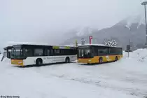 Postauto/Regie Scuol GR 165 111 ''Bogn Engiadina'' + GR 102 341 (Mercedes Citaro Facelift O530[Ü]) am 22.1.2018 beim Bhf. Scuol-Tarasp. Während der Citaro links im Bild 2012 zu den beinahe letzten Facelift Citaros für Postauto abgeliferten Wagen zählt, gehört der rechte Wagen mit Baujahr 2007 zu den ersten geleben Facelifter.