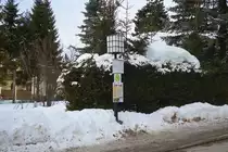 Bushaltestelle Seefeld i. T. Mittelschule (westseitig). Aufgenommen 5.2.2018.