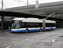 VBL - Trolleybus Nr.229 unterwegs auf der Linie 7 in Luzern bei den Bushaltestellen vor dem SBB Bahnhof Luzern am 03.02.2018