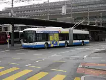VBL - Trolleybus Nr.214 unterwegs auf der Linie 7 in Luzern bei den Bushaltestellen vor dem SBB Bahnhof Luzern am 03.02.2018
