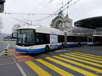 VBL - Trolleybus Nr.215 unterwegs auf der Linie 4 in Luzern bei den Bushaltestellen vor dem SBB Bahnhof Luzern am 03.02.2018