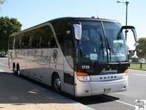 Setra S 417 HDH (US Version) der amerikanischen Busgesellschaft  Academy . Aus versicherungstechnischen Gr�nden weist die amerikanische Version nur eine T�r (vorne) auf der Beifahrerseite auf, sowie eine geteilte Frontscheibe. Aufgenommen wurde der Bus am 19. September 2008 vor dem Museum of Art in Philadelphia im US-Bundestaat Pennsylvania.