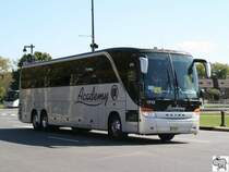 Setra S 417 HDH (US Version) der amerikanischen Busgesellschaft  Academy . Aus versicherungstechnischen Gr�nden weist die amerikanische Version nur eine T�r (vorne) auf der Beifahrerseite auf, sowie eine geteilte Frontscheibe. Aufgenommen wurde der Bus am 19. September 2008 vor dem Museum of Art in Philadelphia im US-Bundestaat Pennsylvania.