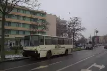 Ein Ikarus von Pito Trans stand im Dezember 2017 am Bahnhof von Arad und wartet auf weitere Einsätze.