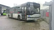 Hier der KA HT 695 auf dem Gelände von Hagro Transbus in Karlsruhe Hagsfeld. Der Solaris Urbino aus dem Jahr 2013 macht noch ein Nickerchen bevor er zum Einsatz kommt. Gesichet am 28.12.2017.