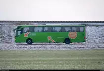 Eine Alternative zum ICE (Neubaustrecke Erfurt–Leipzig/Halle im Bild) bildet der Flixbus.
Hier ein Mercedes-Benz Tourismo im Auftrag der Flixmobility GmbH, unterwegs auf der B 6 bei Benndorf in Richtung Leipzig. [4.2.2018 | 11:45 Uhr]