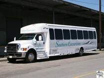 Reisebus auf Basis eines Ford F650 Chassis des amerikanischen Unternehmens  Southern Excursions . Aufgenommen am 23. September 2008 in Charleston, South Carolina.