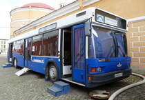 Einer von zweien MAZ -103 Toilettenbusse in St. Petersburg /Peter-und-Paul Festung im August 2017.