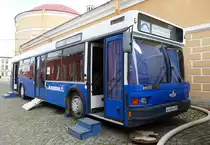 Einer von zweien MAZ -103 Toilettenbusse in St. Petersburg /Peter-und-Paul Festung im August 2017.