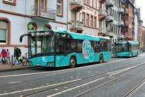 VGF/ICB Solaris Urbino 12 Wagen 222 und 206 am 10.03.18 in Frankfurt Bornheim Mitte mit der 25 Jahre In der City Bus Werbung 