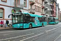 VGF/ICB Solaris Urbino 12 Wagen 222 und 206 am 10.03.18 in Frankfurt Bornheim Mitte mit der 25 Jahre In der City Bus Werbung 