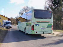 Nachschuss auf Mercedes Benz Intouro Autobusy Karlovy Vary / CSAD auf der Fahrt durch Franzensbad (Tschechin) am 24. Februar 2018 (2 K9 8937).