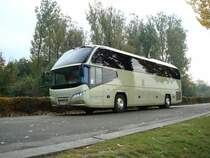 Neoplan  Cityliner ,
moderner Reisebus mit 46 Pltzen,
6-Zyl.Reihen-Turbodiesel, 10500ccm/400PS von MAN,
die 1935 in Stuttgart gegrndete Firma produziert heute in Bayern und Sachsen und gehrt mit 100% zum MAN-Konzern,
Okt. 2008
 
