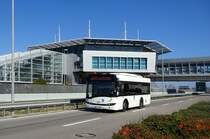 Bus Griechenland / Bus Athen: Solaris Urbino 8,6 (Solaris Alpino) des  Athens International Airport , aufgenommen im Februar 2018 am Flughafen von Athen.