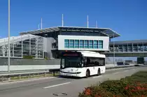 Bus Griechenland / Bus Athen: Solaris Urbino 8,6 (Solaris Alpino) des  Athens International Airport , aufgenommen im Februar 2018 am Flughafen von Athen.