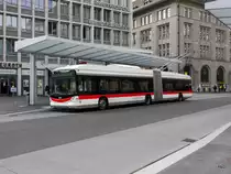 VBSG - Trolleybus Nr.175 unterwegs auf der Linie 3 vor dem Bahnhof bei den Bushaltestellen in St.Gallen am 09.03.2018