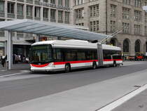 VBSG - Trolleybus Nr.181 unterwegs auf der Linie 3 vor dem Bahnhof bei den Bushaltestellen in St.Gallen am 09.03.2018