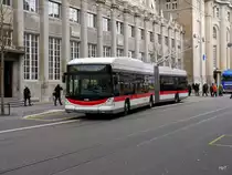 VBSG - Trolleybus Nr.183 unterwegs auf der Linie 4 vor dem Bahnhof bei den Bushaltestellen in St.Gallen am 09.03.2018