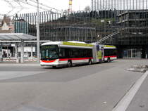VBSG - Trolleybus Nr.186 unterwegs auf der Linie 5 vor dem Bahnhof bei den Bushaltestellen in St.Gallen am 09.03.2018