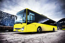 Ein IVECO Crossway von Silbernagl, steht am 11.3.2018 beim Bahnhof Lienz.
Zwei dieser Busse sind von Silbernagl seit ein paar Wochen im Auftrag der ÖBB-Postbus GmbH in Osttirol im Einsatz.
Ab und zu ist in der Zielanzeige sogar SAD Austria zu lesen, da erst geplant war, dass Silbernagel für die SAD in Osttirol fahren wird.
Da jedoch aus der Kooperation zwischen der SAD und der ÖBB Postbus GmbH nichts wurde, weil SAD-Chef Ingemar Gatterer den Firmensitz der SAD Austria ohne Genemigung einfach auf der ÖBB-Postbus Dienstelle in Lienz anmeldete, fährt Silbernagl nun direkt im Auftrag von ÖBB-Postbus.
Aufgrund der rechtswidrigen Anmeldung des Firmensitzes der SAD Austria, kassierte der SAD-Chef zudem eine saftige Klage von Postbus.