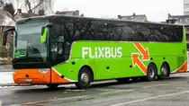 Ein Van Hool TX Acron von Käberich Reisen im Auftrag von Flixbus am Krefelder Hauptbahnhof (Süd) | März 2018