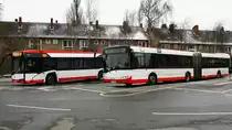 [ALT TRIFFT AUF NEU] Ein Solaris Urbino 18 mit der Wagennummer 5653 und ein Solaris Urbino 12 der 4. Generation mit der Wagennummer 5414 von der SWK ( Stadtwerke Krefeld ) am Krefelder Hauptbahnhof ( Süd ) | März 2018