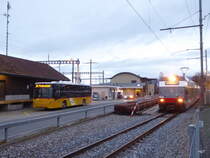 Postauto - Volvo 8700  VD 577171 unterwegs in Ins neben asm Regio nach Biel am 15.03.2018