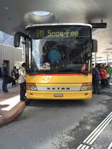 Setra 313 UL 'VS 241976' nach Sass-Fee, am 9.4.16 auf dem Bahnhofplatz von Visp.